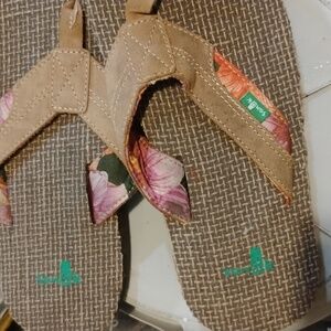 Womens sanuk flip flops NWOT